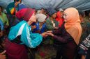 Gubernur Jawa Timur, Khofifah Indar Parawansa saat mengunjungi korban gempa di Manggarai NTT