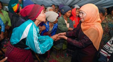 Gubernur Jawa Timur, Khofifah Indar Parawansa saat mengunjungi korban gempa di Manggarai NTT