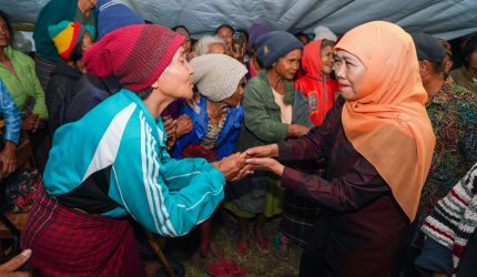 Khofifah Pastikan Lansia Korban Gempa Manggarai Tak Sendiri, Tim Trauma Healing Diperkuat
