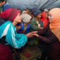 Gubernur Jawa Timur, Khofifah Indar Parawansa saat mengunjungi korban gempa di Manggarai NTT