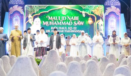Khofifah Gelar Maulid Nabi dan Haul ke-12 Suami, Ribuan Warga Larut dalam Doa