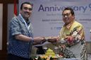 Prof. Dr. Harris Athur Hedar (kiri) bersama Ketua Umum SMSI Pusat, Drs. Firdaus