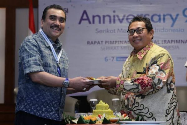 Prof. Dr. Harris Athur Hedar (kiri) bersama Ketua Umum SMSI Pusat, Drs. Firdaus