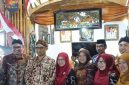 Sekda Sumenep saat meninjau stan Desa Wisata Kecamatan Pragaan 