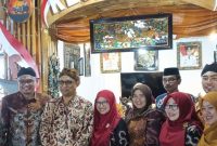 Sekda Sumenep saat meninjau stan Desa Wisata Kecamatan Pragaan 