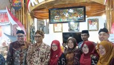 Sekda Sumenep saat meninjau stan Desa Wisata Kecamatan Pragaan