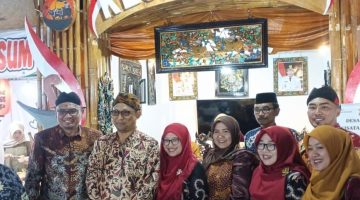 Sekda Sumenep saat meninjau stan Desa Wisata Kecamatan Pragaan 