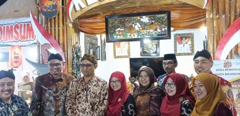 Sekda Sumenep saat meninjau stan Desa Wisata Kecamatan Pragaan 