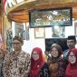 Sekda Sumenep saat meninjau stan Desa Wisata Kecamatan Pragaan 