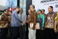 Ketua SMSI Jatim, Sokip (kanan) saat bersalaman dengan Hasyim S Djoyohadikusumo