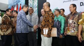 Ketua SMSI Jatim, Sokip (kanan) saat bersalaman dengan Hasyim S Djoyohadikusumo
