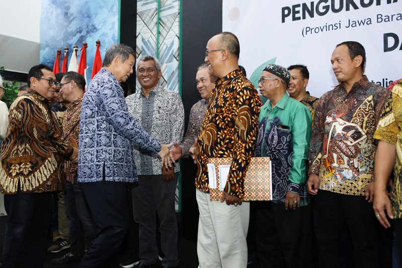 Ketua SMSI Jatim, Sokip (kanan) saat bersalaman dengan Hasyim S Djoyohadikusumo