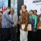 Ketua SMSI Jatim, Sokip (kanan) saat bersalaman dengan Hasyim S Djoyohadikusumo