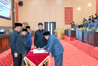 Wakil Bupati Sumenep KH Imam Hasyim saat menandatangani Raperda di hadapan pimpinan DPRD Sumenep