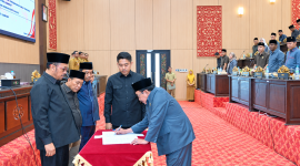 Wakil Bupati Sumenep KH Imam Hasyim saat menandatangani Raperda di hadapan pimpinan DPRD Sumenep 
