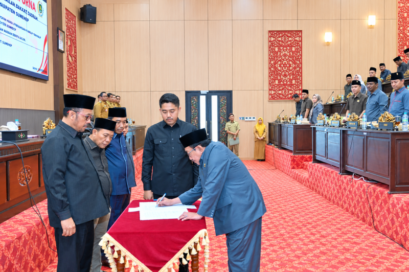 Wakil Bupati Sumenep KH Imam Hasyim saat menandatangani Raperda di hadapan pimpinan DPRD Sumenep 