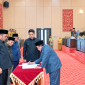 Wakil Bupati Sumenep KH Imam Hasyim saat menandatangani Raperda di hadapan pimpinan DPRD Sumenep 