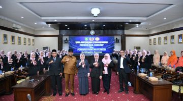Dua dari kiri Bupati Fauzi bersama Ketua Perwosi Nia Kurnia Fauzi dan Ketua Koni Abdul Qadir Alhamdali paling kanan serta jajaran pengurus Perwosi Sumenep 