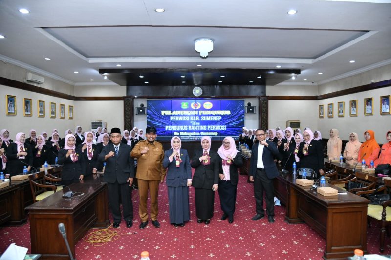 Dua dari kiri Bupati Fauzi bersama Ketua Perwosi Nia Kurnia Fauzi dan Ketua Koni Abdul Qadir Alhamdali paling kanan serta jajaran pengurus Perwosi Sumenep 