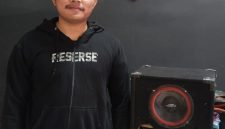 Anggota Satrekrim Polresta Sumenep saat memperlihatkan barbuk yang diamankan dari tangan pelaku