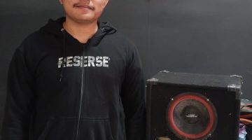 Anggota Satrekrim Polresta Sumenep saat memperlihatkan barbuk yang diamankan dari tangan pelaku