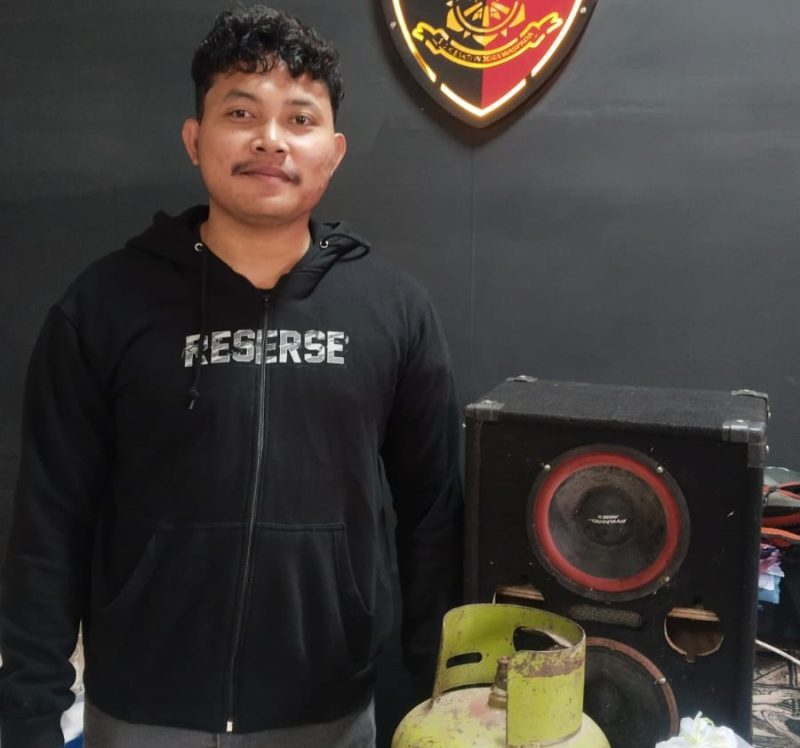 Anggota Satrekrim Polresta Sumenep saat memperlihatkan barbuk yang diamankan dari tangan pelaku