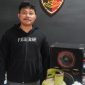 Anggota Satrekrim Polresta Sumenep saat memperlihatkan barbuk yang diamankan dari tangan pelaku
