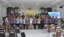 Direktur RSUDMA Sumenep, dr. Erliyati bersama jajaran swafoto dengan tim Bappenas dan Kepala Bappeda Sumenep 