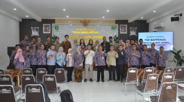 Direktur RSUDMA Sumenep, dr. Erliyati bersama jajaran swafoto dengan tim Bappenas dan Kepala Bappeda Sumenep 