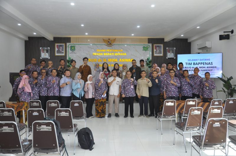 Direktur RSUDMA Sumenep, dr. Erliyati bersama jajaran swafoto dengan tim Bappenas dan Kepala Bappeda Sumenep 