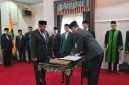 Bupati Fauzi saat menyaksikan penandatanganan Kepala OPD yang baru dilantik