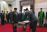 Bupati Fauzi saat menyaksikan penandatanganan Kepala OPD yang baru dilantik