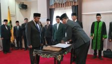 Bupati Fauzi saat menyaksikan penandatanganan Kepala OPD yang baru dilantik