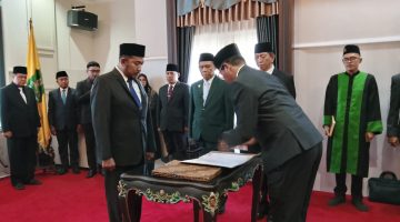 Bupati Fauzi saat menyaksikan penandatanganan Kepala OPD yang baru dilantik