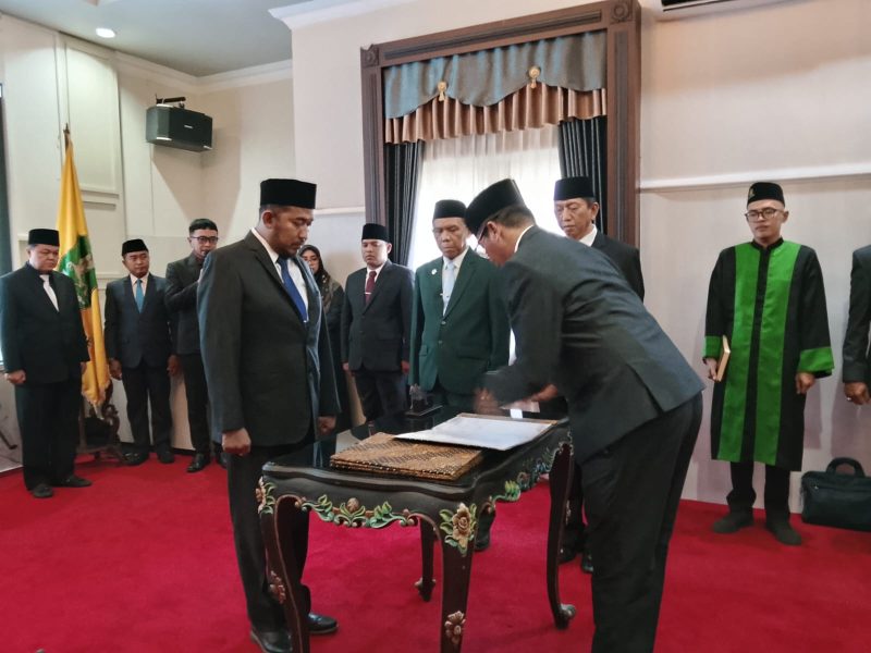 Bupati Fauzi saat menyaksikan penandatanganan Kepala OPD yang baru dilantik