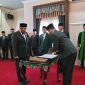 Bupati Fauzi saat menyaksikan penandatanganan Kepala OPD yang baru dilantik