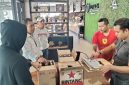 Petugas Polresta Sumenep saat melakukan penggerebekan Miras di Cafe Lotus 