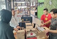 Petugas Polresta Sumenep saat melakukan penggerebekan Miras di Cafe Lotus 