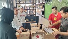 Petugas Polresta Sumenep saat melakukan penggerebekan Miras di Cafe Lotus