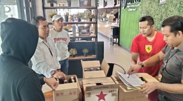 Petugas Polresta Sumenep saat melakukan penggerebekan Miras di Cafe Lotus 