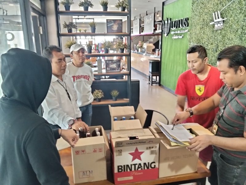 Petugas Polresta Sumenep saat melakukan penggerebekan Miras di Cafe Lotus 