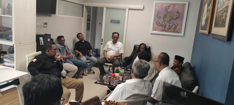 Ketua SMSI Jatim bersama pengurus saat berkunjung ke DPRD Kota Surabaya 