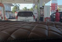 Mobil Toyota Avanza saat mengisi BBM pakai Jeriken yang ditaruk di dalam 