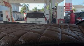 Mobil Toyota Avanza saat mengisi BBM pakai Jeriken yang ditaruk di dalam 