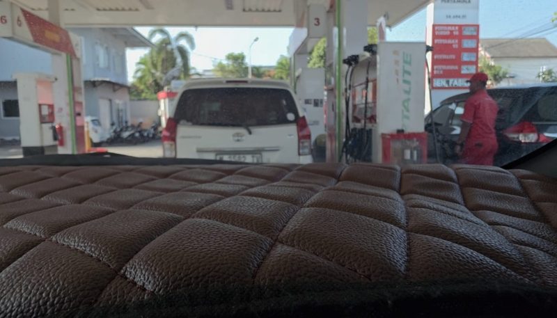 Mobil Toyota Avanza saat mengisi BBM pakai Jeriken yang ditaruk di dalam 