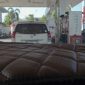 Mobil Toyota Avanza saat mengisi BBM pakai Jeriken yang ditaruk di dalam 