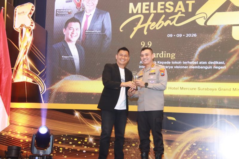Kapolresta Sumenep Kombes Pol Ariek Indra Sentanu saat menerima penghargaan