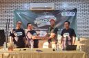 Ketua KPP Sumenep, A. Rahman (kiri) ketika menyerahkan berkas LPJ