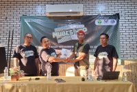 Ketua KPP Sumenep, A. Rahman (kiri) ketika menyerahkan berkas LPJ