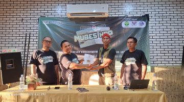 Ketua KPP Sumenep, A. Rahman (kiri) ketika menyerahkan berkas LPJ